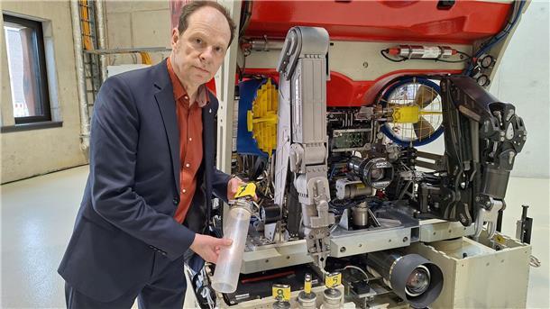 Zum Zentrum gehört auch ein neuer Tauchroboter, der nach Angaben der Universität bald im Atlantik eingesetzt werden soll. 