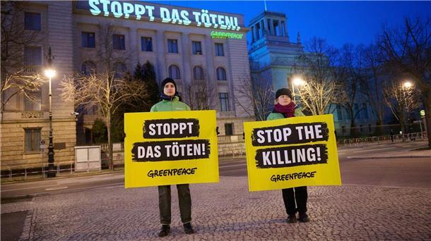 Tausende Menschen erinnern an den Angriff auf die Ukraine Zum zweiten Jahrestag des Beginns des Ukraine-Krieges projiziert Greenpeace den Satz „Stoppt das Töten!“ an die Fassade der russischen Botschaft in Berlin.