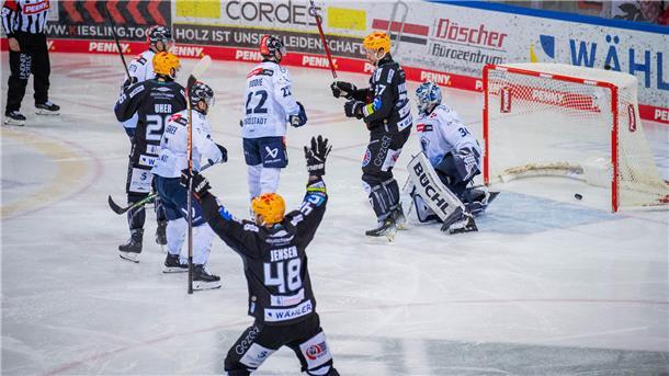 Zum zweiten Mal in Folge jubeln die Pinguins in der Verlängerung und gewinnen mit 4:3 in der Extrazeit.