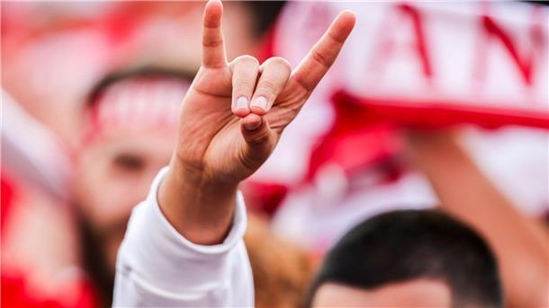 Zumindest an Bayerns Schulen ist der Schweigefuchs weiterhin erlaubt. Im Gegensatz zum Fußballplatz: Hier sorgte die Handgeste - verstanden als Wolfsgruß - für einen Eklat. (Archivbild)