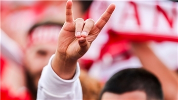 Zumindest an Bayerns Schulen ist der Schweigefuchs weiterhin erlaubt. Im Gegensatz zum Fußballplatz: Hier sorgte die Handgeste - verstanden als Wolfsgruß - für einen Eklat. (Archivbild)