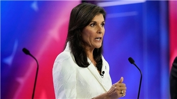 Zunächst galt sie mit Umfragewerten im niedrigen einstelligen Bereich als eher aussichtslos. In den vergangenen Wochen legte sie in Umfragen jedoch deutlich zu: Nikki Haley.