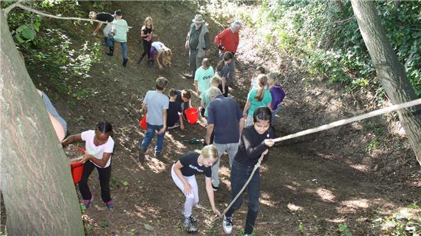 Die Kinder der Wald AG bei der Arbeit