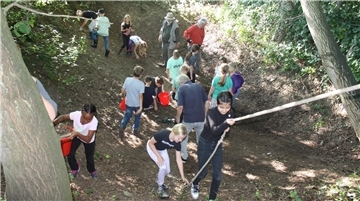 Die Kinder der Wald AG bei der Arbeit