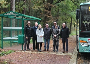 Zur Abnahme der modernisierten Bushaltestelle in Hahnenknoop trafen sich (von links) Fynn Danecke (stellvertretender Amtsleiter Bürgerservice Gemeinde Loxstedt), Marc Runge (Busfahrer Giese Bus), Jasmin Weißbrodt (Fachgebietsleiterin ÖPNV Landkreis Cuxhaven), Hartmuth John (Ortsvorsteher Hahnenknoop), Nico Böse (Bauunternehmen Winkler), Marnie Rudorffer (Ingenieurgesellschaft Niederelbe) und Detlef Wellbrock (Bürgermeister Gemeinde Loxstedt).
