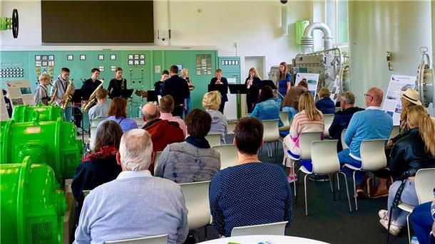 Veranstaltung mit vielen Zuhörern und Live-Musik in einem Museum.