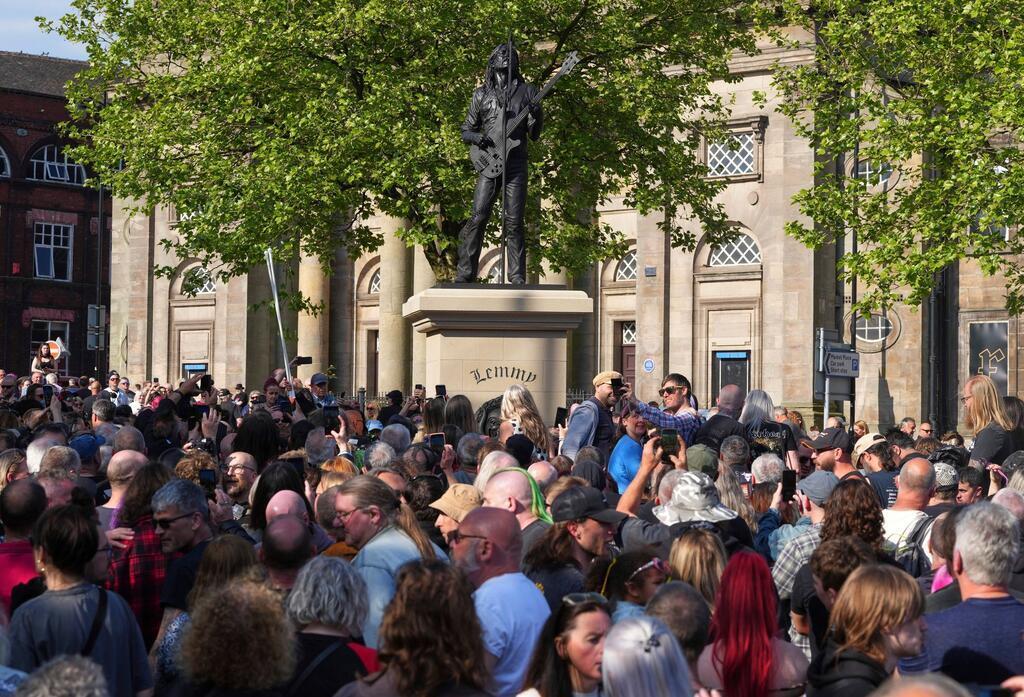 Zur Enthüllung der Lemmy-Statue in Burslem kamen Hunderte Motörhead-Fans.