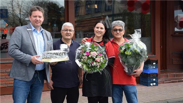 Mehrere Personen stehen nebeneinander. 