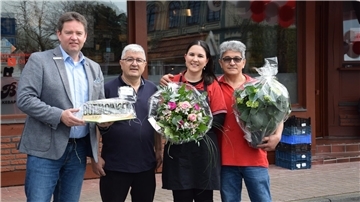 Mehrere Personen stehen nebeneinander. 