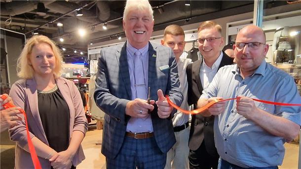 Zur feierlichen Eröffnung durchtrennte Brakes stellvertretender Bürgermeister Uwe Seybert (Mitte) zusammen mit Christina, Luis, Niclas und Stefan Franz das obligatorische rote Band.