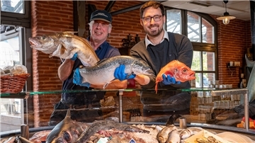 Zur Fischparty zeigen Patrick Fiedler und André Vogt (li.) Fische, die jeder kennen sollte: Schellfisch, Lachs und Rotbarsch.