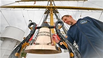 Zur Freude von Schiffsbetriebsmeister André Stöter hat die Schulschiff Deutschland nun eine neue Schiffsglocke.