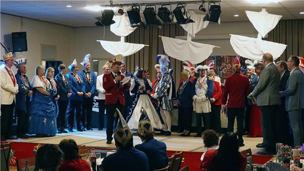 „Ahoi“: Bremerhavens „Klabautermänner“ schunkeln auf den Fluten des Frohsinns Zur Gala der KG Klabautermänner war der Saal des Hauses im Blink rappelvoll. Der Vorsitzende Ronald Hamann verabschiedet am Mikrofon das "abdankende" Stadtprinzenpaar Jessica und Christoph - und bringt mit der Tanzgarde, eigener Band und selbst verfassten Liedern nach drei Jahren Corona-Flaute wieder den Wind des Frohsinns unters Volk.