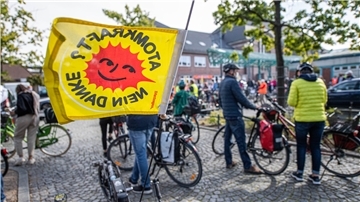 Zur heutigen „Fridays For Future“-Kundgebung trafen sich die Demonstrantinnen und Demonstranten per Rad am Hauptbahnhof und zogen durch Bremerhaven.