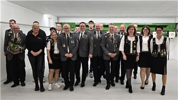 Mitglieder des Golzwarder Schützenvereins nehmen im Schießstand Aufstellung