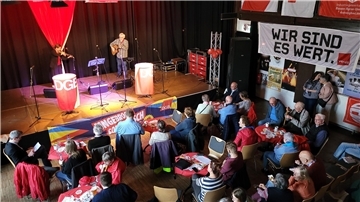 Zur Kundgebung zum 1. Mai kamen etwa 100 Gäste in die Jahnhalle.