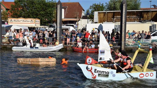 Zur Kutterregatta in Fedderwardersiel wird dieses Jahr auch wieder ein Papierboote-Rennen stattfinden.