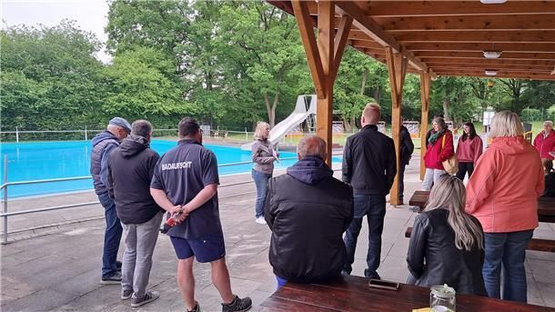 Zur traditionellen Eröffnung sind rund 20 Besucher ins Waldbad Bokel gekommen. 