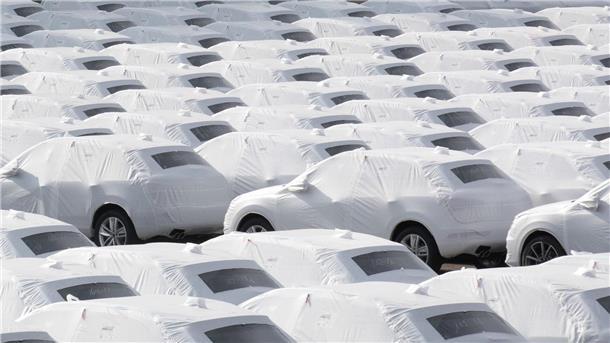 Zur Verschiffung bereit: Audi-Fahrzeuge des Volkswagen Konzerns im Hafen von Emden.
