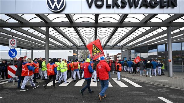 Volkswagen vor neuem Warnstreik zur Tarifrunde am Montag Zur vierten Tarifrunde in Wolfsburg ruft die IG Metall erneut zum flächendeckenden Warnstreik an neun Standorten auf. (Archivbild)