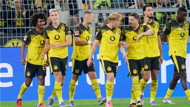 Zurück bei den Teamkollegen auf dem Platz: Nico Schlotterbeck (2.v.l)