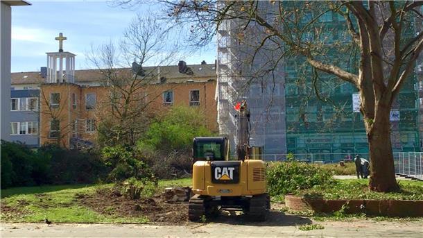 Zurzeit fressen sich die Baggerkrallen durch die alten Ziegelmauern, Sitzecken und das vergammelte Vorplatz-Pflaster der Volkshochschule Bremerhaven.