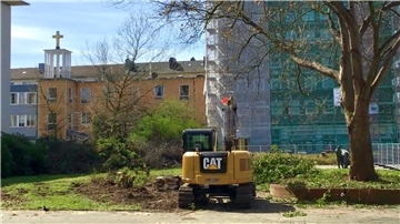 Zurzeit fressen sich die Baggerkrallen durch die alten Ziegelmauern, Sitzecken und das vergammelte Vorplatz-Pflaster der Volkshochschule Bremerhaven.