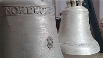 Zurzeit können die beiden gussfrischen Glocken in der Nordholzer Kirche bestaunt und auch angefasst werden.