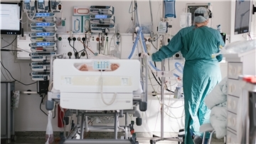 Ein Zimmer auf der Intensivstation in einem Krankenhaus.