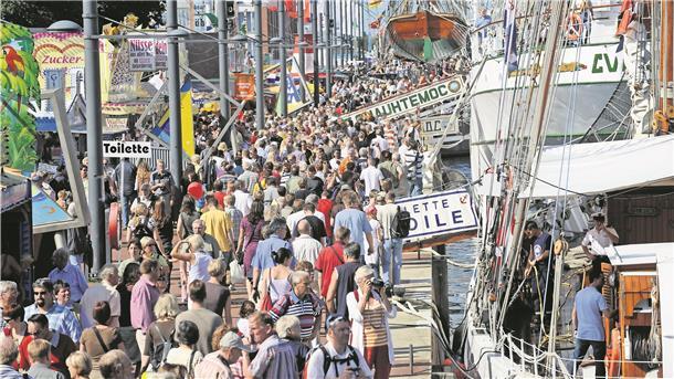 Zurzeit unvorstellbar: Menschenmassen drängen sich vor den Windjammern am Neuen Hafen. Die Aufnahme entstand 2015.