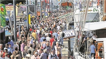 Zurzeit unvorstellbar: Menschenmassen drängen sich vor den Windjammern am Neuen Hafen. Die Aufnahme entstand 2015.