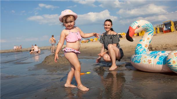 Zusätzlich zu den Urlaubern kommen auch Tagesgäste wie Ekaterina und ihre zwei Jahre alte Tochter Mija aus Bremen an die Küsten der Region.