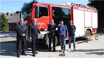 Zusammen mit Bürgermeister Andreas Wittenberg (Zweiter von rechts) und Feuerschutzausschuss-Vorsitzendem Christoph Werde (CDU) (rechts) überreicht Gemeindebrandmeister Marcus Sudmann (Mitte) den Schlüssel an Ortsbrandmeister Lars Gramatzki und seinen Stellvertreter Detlef Stolz (links) weiter. Foto: Kistner