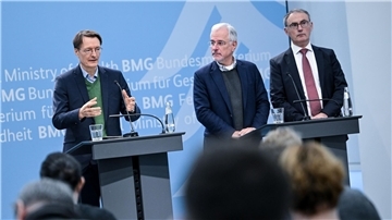 Zusammen mit dem Kardiologen Benny Levenson Christoph Straub von der Krankenkasse Barmer hat Gesundheitsminister Karl Lauterbach seine Strategie zur Früherkennung und Versorgung von Herz-Kreislauf-Erkrankungen präsentiert.