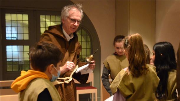 Zusammen mit den Kindern betet Pastor Martin Knapmeyer ein Nachtgebet in der Kirche. Eine besinnliche Stimmung entsteht.