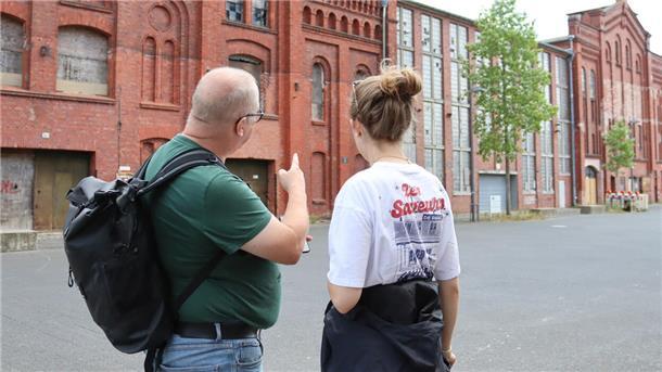 Mann und Frau vor altem Gebäude