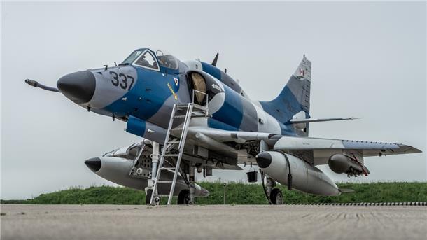 Zusammen mit sechs Alpha Jets sind diese Kampfflugzeuge auf dem zivilen Teil des Nordholzer Flughafens untergebracht.
