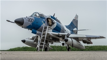 Zusammen mit sechs Alpha Jets sind diese Kampfflugzeuge auf dem zivilen Teil des Nordholzer Flughafens untergebracht.