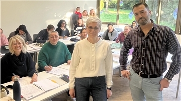 Männer und Frauen in einem Klassenraum