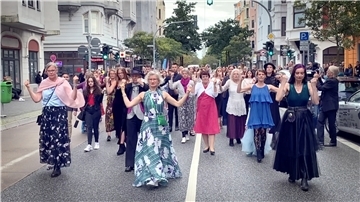 Zusammen zu tanzen gibt Kraft. Davon ist Claudia Hanfgarn überzeugt. Die „Nelken Line“, nach der Choreografie von Pina Bausch, haben weltweit viele Profis und Laien getanzt – auch in Bremerhaven. Und die Bilder der Aufführung dann ins Netz gestellt.