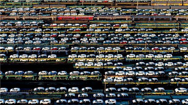 Zusammengenommen machten Volkswagen, BMW und Mercedes-Benz im ersten Halbjahr 18 Prozent weniger Gewinn als ein Jahr zuvor. (Archivbild)