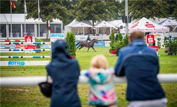Regen, Wettkämpfe und Showreiten: Das sind die Elmloher Reitertage in Bildern Zuschauer beobachten das Springturnier.