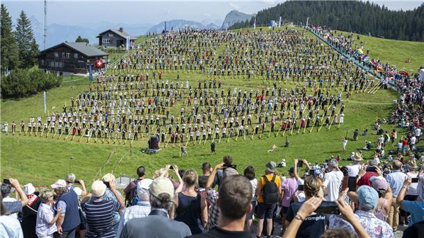 Zuschauer verfolgten das Spektakel auf der Alpwiese.