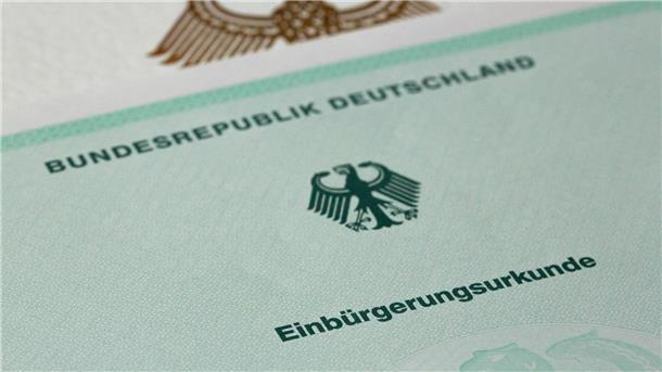 Zuwanderer sollen laut dem Gesetzentwurf der Bundesregierung künftig bereits nach fünf Jahren Aufenthalt in Deutschland Staatsbürger werden können, vorausgesetzt sie können ihren Lebensunterhalt ohne staatliche Hilfe bestreiten.