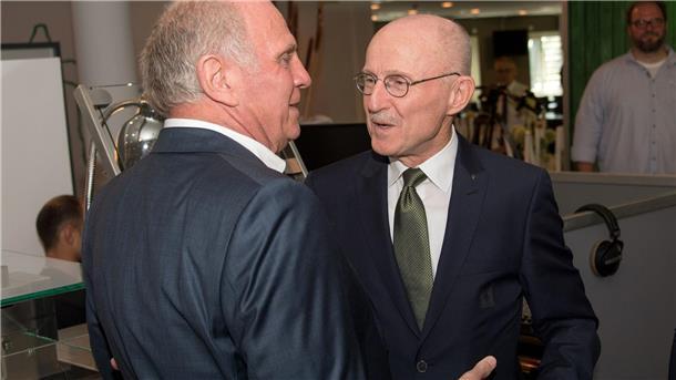 Hoeneß trauert um Willi Lemke: „Ein Mann der Kontroverse“ Zwei alte Rivalen, die sich am Ende versöhnt haben: Bayern Münchens Ehrenpräsident Uli Hoeneß und der verstorbene Wille Lemke beim 70. Geburtstag des früheren Werder-Managers in Bremen.
