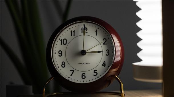 Sommerzeit beginnt: Uhren werden in der Nacht vorgestellt Zwei analoge Uhren stehen auf einem Tisch. Am 31. März wird die Uhrzeit von zwei auf drei Uhr am Morgen vorgestellt.