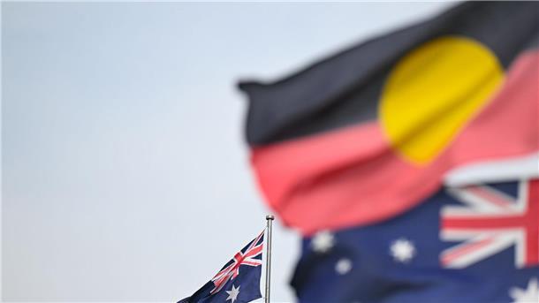 Australien kündigt Referendum über mehr Aborigines-Rechte an Zwei australische und eine Aborigine-Flagge wehen in Canberra.