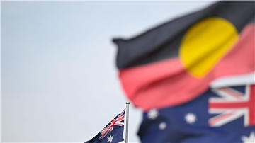 Zwei australische und eine Aborigine-Flagge wehen in Canberra.