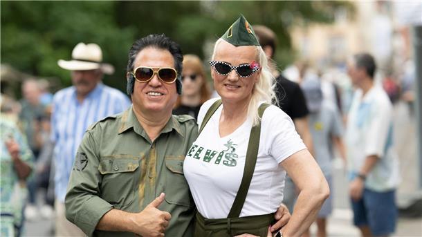 Festival lockt wieder Elvis-Fans nach Bad Nauheim Zwei Besucher des Elvis-Festivals laufen über das Freigelände.