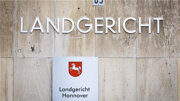 Polizisten vor Gericht - Prozess zieht sich Zwei bewaffnete Polizisten sollen Drogenhändlern Geld abgenommen haben - dafür stehen die beiden Männer vor Gericht. Zu den Plädoyers kommt es wieder nicht. (Archivbild)